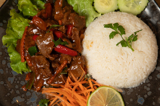 Des plats asiatiques avec de la viande, du riz et des l&eacute;gumes frais