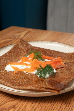 Restaurant indien propose un plat avec une galette garnie de saumon et de cr&egrave;me