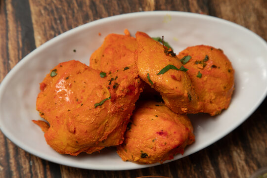 Plats indiens servis dans un restaurant avec plusieurs garnitures vari&eacute;es