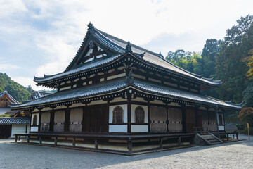 Obraz premium 日本の風景・秋 京都 紅葉の泉涌寺 舎利殿