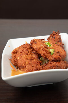 Tenders de poulet frit servis dans un bol sur une table sombre