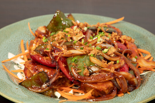 Legumes sautes asiatiques dans une assiette au restaurant