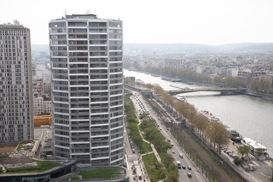 Vue a&eacute;rienne de la Maison de la Radio et du fleuve &agrave; Paris