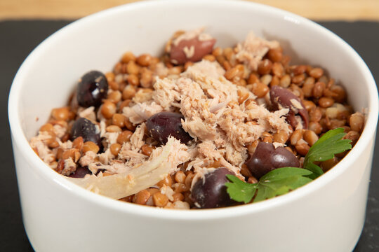 Salade de lentille et thon avec haricots noirs et persil