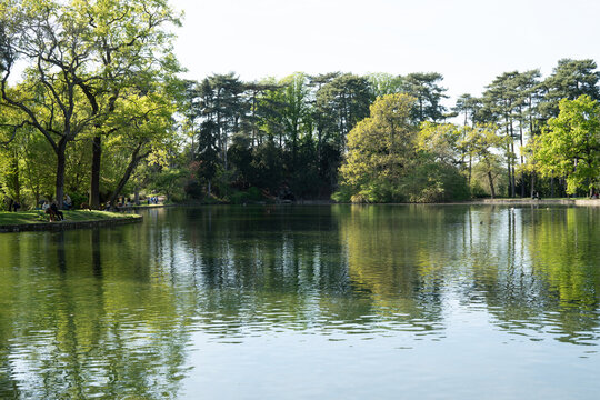 Foccaccia pr&eacute;par&eacute;e dans un parc au bord d'un lac avec des arbres autour