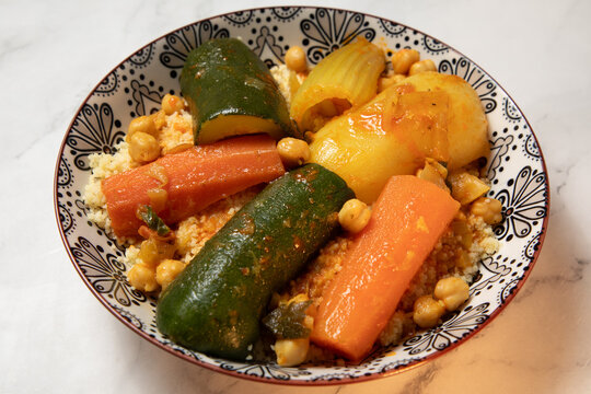 Piment accompagn&eacute; de l&eacute;gumes et de couscous dans un plat traditionnel