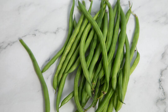 Chicon frais et vert en vrac sur une surface de marbre