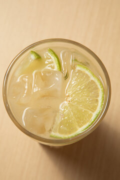 Boisson citronnade avec des gla&ccedil;ons et des tranches de citron au bord du verre