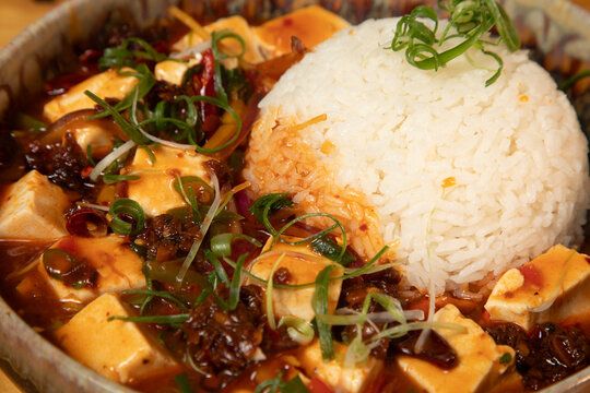 Plat asiatique avec du tofu et du riz dans un bol profond