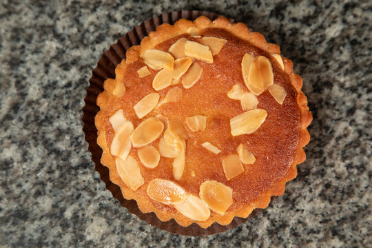 D&eacute;gustation de g&acirc;teau aux amandes dans une p&acirc;tisserie locale