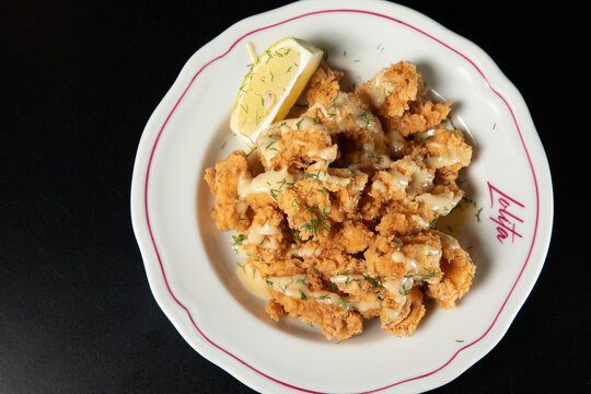 D&eacute;gustation de poulet frit avec sauce et citron dans un restaurant