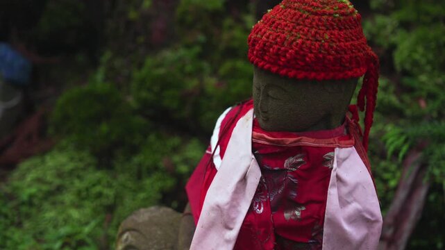 Jizo Statue in the Rain, Okunoin Cemetery, Koyasan, Wakayama, Japan「雨に打たれる地蔵・高野山奥之院」和歌山県高野町