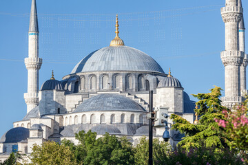Obraz premium The Blue Mosque (Sultan Ahmed Mosque) viewed from Sultanahmet Square in Istanbul, Turkey