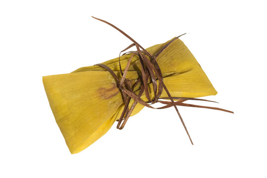 Pamonha tradicional amarrada na palha do milho em fundo transparente