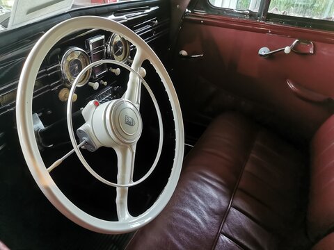 Innenraum eines Ford Taunus aus den 50er Jahren