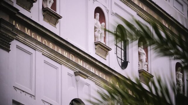 Fokusverlagerung zwischen Palmen und der Fassade der Jesuitenkirche Sankt Michael