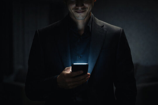 怪しい男　スマートフォン　詐欺