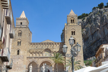 Fototapeta premium La cathédrale de Cefalù, ou basilique cathédrale de la Transfiguration, est une église catholique romaine - Italie - Sicile