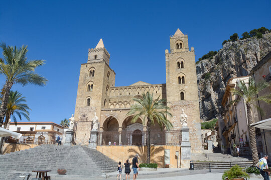 La cath&eacute;drale de Cefal&ugrave;, ou basilique cath&eacute;drale de la Transfiguration, est une &eacute;glise catholique romaine - Italie - Sicile
