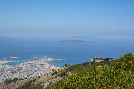 Erice, citadelle m&eacute;di&eacute;vale de Sicile
Perch&eacute; &agrave; 751 m&egrave;tres d&rsquo;altitude sur le mont qui porte son nom, le village d&rsquo;Erice domine la ville de Trapani et la c&ocirc;te occidentale de la Sicile. 