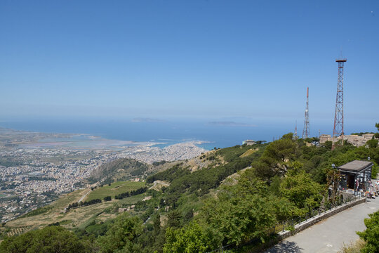 Erice, citadelle m&eacute;di&eacute;vale de Sicile
Perch&eacute; &agrave; 751 m&egrave;tres d&rsquo;altitude sur le mont qui porte son nom, le village d&rsquo;Erice domine la ville de Trapani et la c&ocirc;te occidentale de la Sicile. 