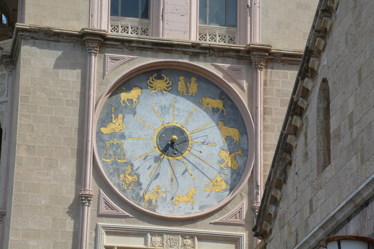 La cath&eacute;drale de Messine est connue pour son architecture normande, son portail gothique, ses vitraux du XVe si&egrave;cle et son horloge astronomique sur le clocher