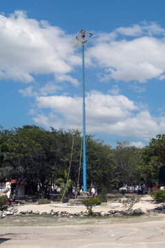 Danza de los voladores pole standing under blue sky