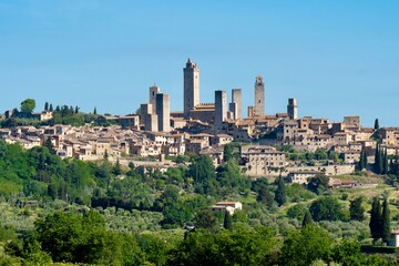 Naklejka premium Blick auf die Skyline von San Gimignano (Toskana, Italien) auch bekannt als „Manhattan des Mittelalters“. 14 Türme prägen heute das mittelalterliche Stadtbild.