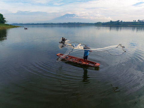 Fishermen are looking for fish for their daily food needs, Indonesia