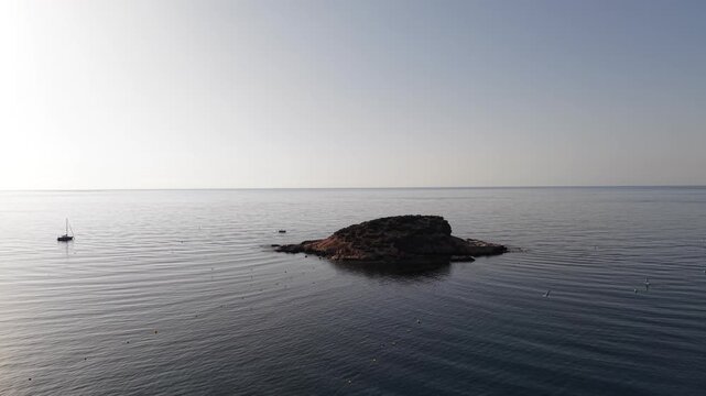 Isla de la Olla en Altea, en el Mediterraneo , Alicante