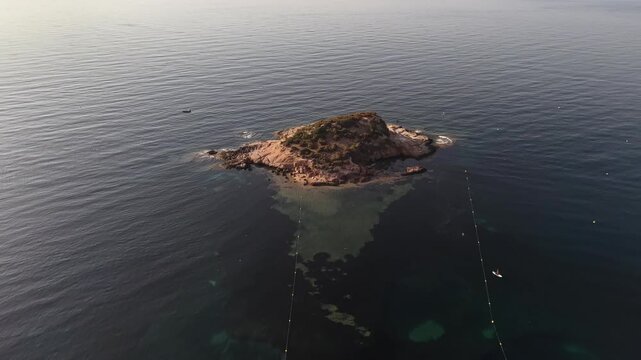 Isla de la Olla en Altea, en el Mediterraneo , Alicante