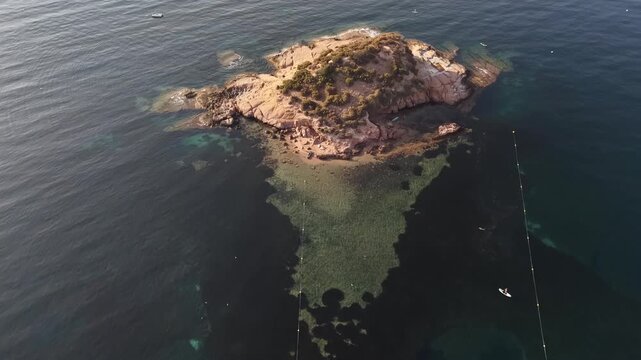 Isla de la Olla en Altea, en el Mediterraneo , Alicante