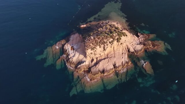 Isla de la Olla en Altea, en el Mediterraneo , Alicante
