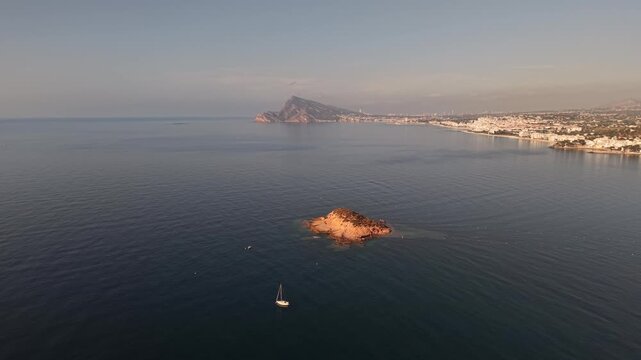 Isla de la Olla en Altea, en el Mediterraneo , Alicante