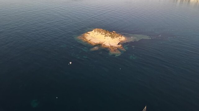 Isla de la Olla en Altea, en el Mediterraneo , Alicante