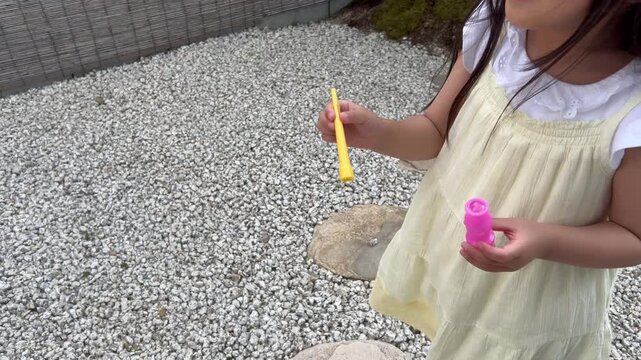 シャボン玉を吹く女の子
