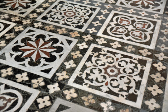 Pavement&nbsp;du Duomo &agrave; Lucca. Italie