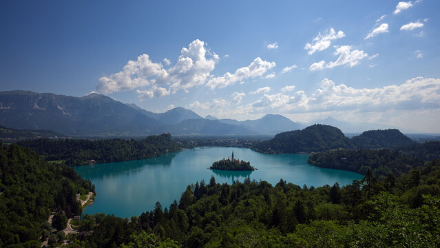 Scoprendo la magia del lago che attrae viaggiatori da vicino e da lontano.