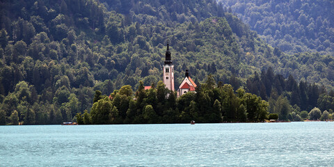 Scoprendo la magia del lago che attrae viaggiatori da vicino e da lontano. © Ivan
