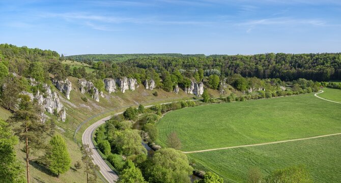 Altm&uuml;hl with rock formation Twelve Apostles in spring, Altm&uuml;hltal, near Solnhofen, Middle Franconia, Franconia, Bavaria, Germany