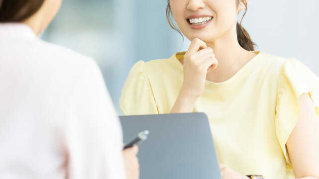 会話をする女性たち・ビジネスウーマン, Businesswomen Having a Conversation