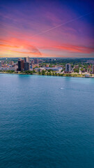 Obraz premium Aerial shot of a gorgeous landscape along the Detroit River in Detroit Michigan USA