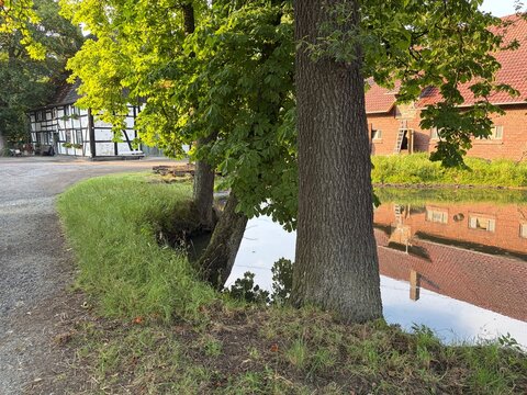 Alter Bauernhof mit Fachwerkhaus und Teich in Iserlohn im Sauerland