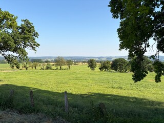 Blick von Bausenhagen, einem Ortsteil der Stadt Fröndenbergb an der Ruhr über das Ruhrtal ins Sauerland © Pixel62