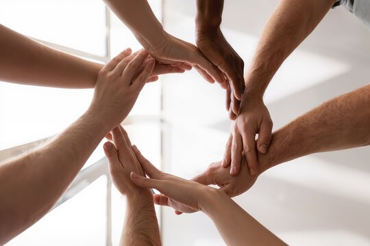 Mains de personnes diverses unies en cercle, symbole de solidarit&eacute;, travail d&rsquo;&eacute;quipe, inclusion, coop&eacute;ration, confiance, soutien mutuel et diversit&eacute; humaine