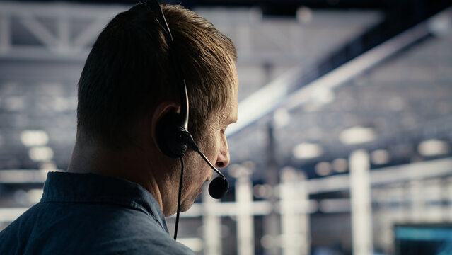 Data center technician uses AI on a tablet to help customers resolve website hosting and uptime problems.