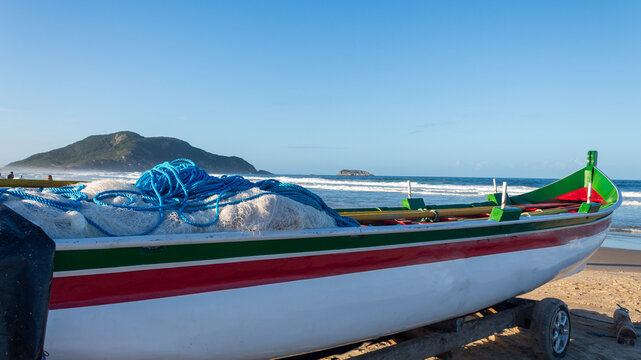 barco de pesca artesanal do peixe tainha Santinho, Ingleses, Florian&oacute;polis, Santa Catarina, Brasil