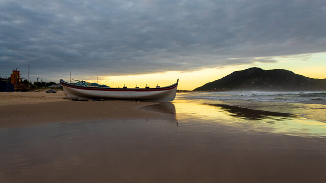 chuva e sol e o barco de pesca em Florian&oacute;polis, Santa Catarina, Brasil praia do Santinho Ingleses Florian&oacute;polis 