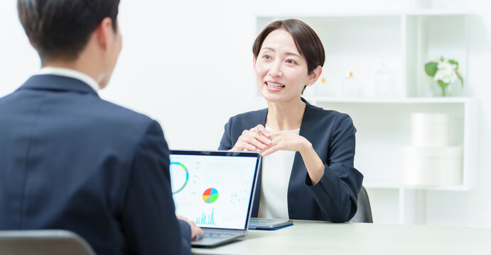 オフィス　ミーティング　ビジネスパーソン