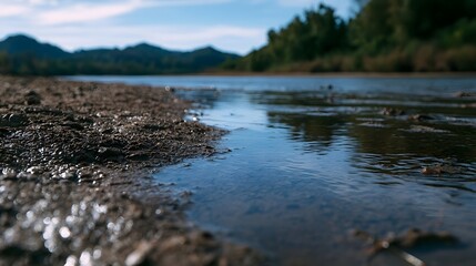 Obraz premium A serene expanse of reflective water showcasing smooth gradients and deep natural beauty